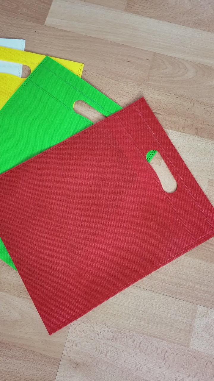 Nuestras bolsas ecológicas chicas son la opción perfecta para quienes buscan una alternativa sostenible, práctica y reutilizable. Fabricadas con material non-woven de alta resistencia, estas bolsas pequeñas son ligeras, duraderas y fáciles de guardar, ideales para regalos, eventos, tiendas o uso diario. Reduce el uso de plástico y dale un toque ecológico a tu marca con nuestras bolsas chicas ecológicas.