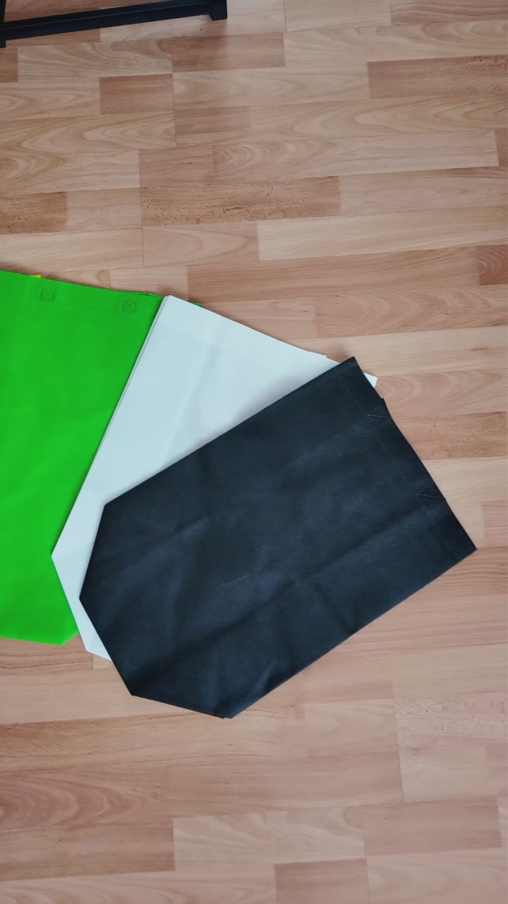 Nuestras bolsas ecológicas medianas son la opción perfecta para quienes buscan una alternativa sostenible, práctica y reutilizable. Fabricadas con material non-woven de alta resistencia, estas bolsas medianas son ligeras, duraderas y fáciles de guardar, ideales para regalos, eventos, tiendas o uso diario. Reduce el uso de plástico y dale un toque ecológico a tu marca con nuestras bolsas medianas ecológicas.