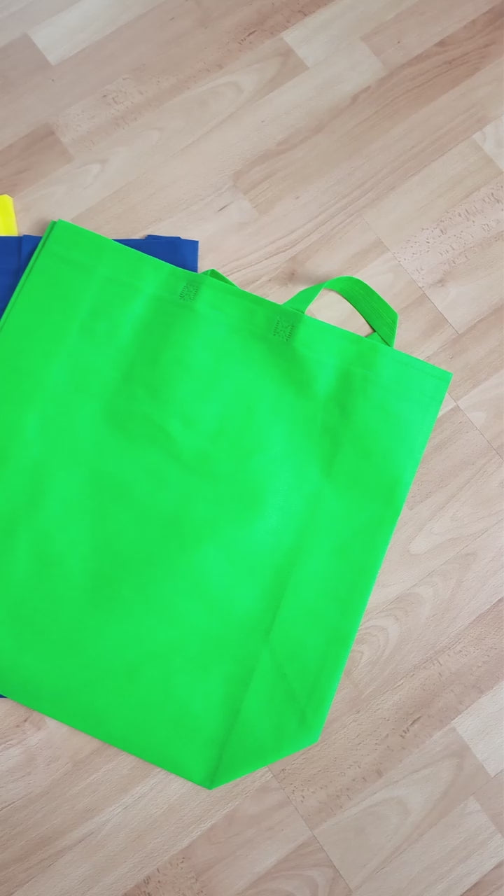 Nuestras bolsas ecológicas grandes son la opción perfecta para quienes buscan una alternativa sostenible, práctica y reutilizable. Fabricadas con material non-woven de alta resistencia, estas bolsas grandes son ligeras, duraderas y fáciles de guardar, ideales para regalos, eventos, tiendas o uso diario. Reduce el uso de plástico y dale un toque ecológico a tu marca con nuestras bolsas grandes ecológicas.